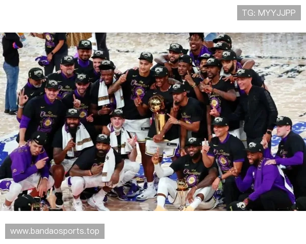 湖人再度荣登巅峰 高举奖杯的瞬间定将载入史册